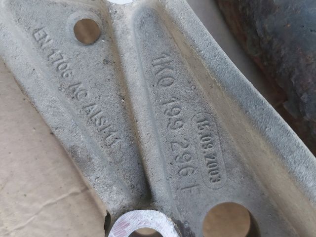 bontott SKODA OCTAVIA II Jobb első Lengőkar