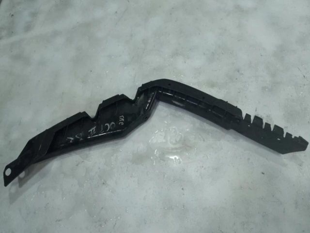 bontott SKODA OCTAVIA II Jobb első Lökhárító Tartó (Műanyag)