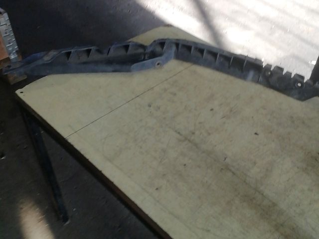 bontott SKODA OCTAVIA II Jobb első Lökhárító Tartó (Műanyag)