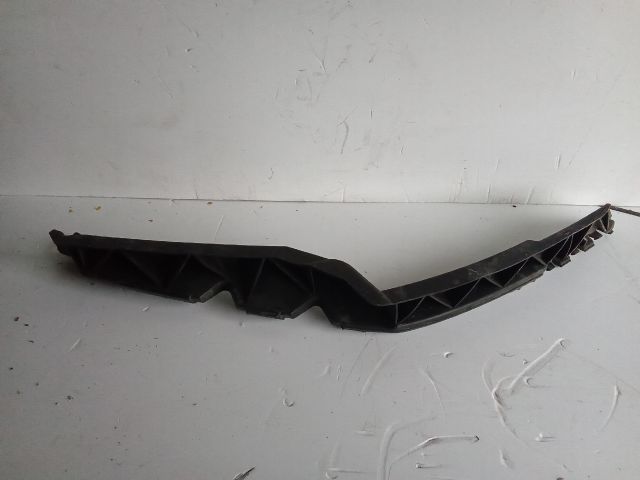 bontott SKODA OCTAVIA II Jobb első Lökhárító Tartó (Műanyag)