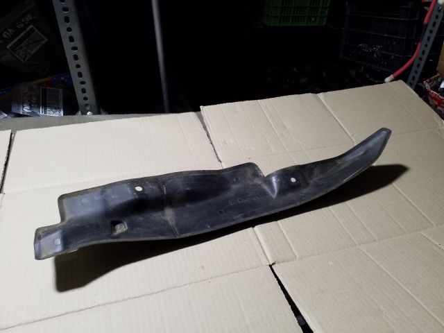 bontott SKODA OCTAVIA II Jobb első Sárvédő Zajszigetelés