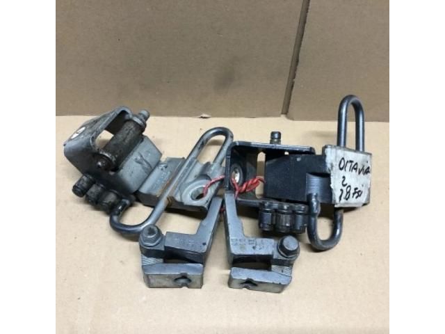 bontott SKODA OCTAVIA II Jobb első Zsanér