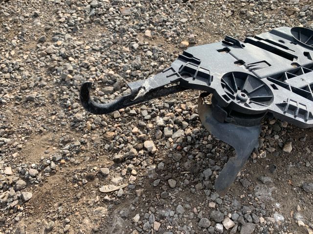 bontott SKODA OCTAVIA II Jobb Fényszóró Tartó