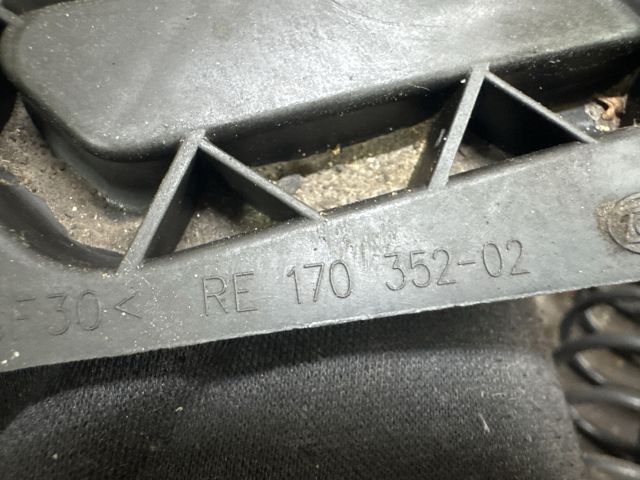 bontott SKODA OCTAVIA II Jobb Fényszóró Tartó