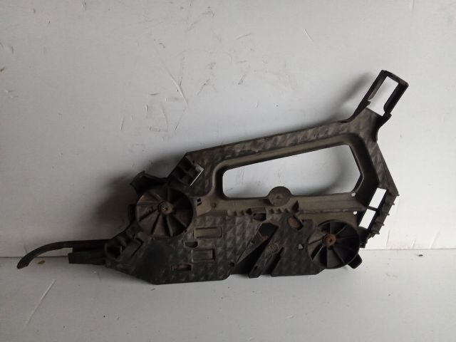 bontott SKODA OCTAVIA II Jobb Fényszóró Tartó