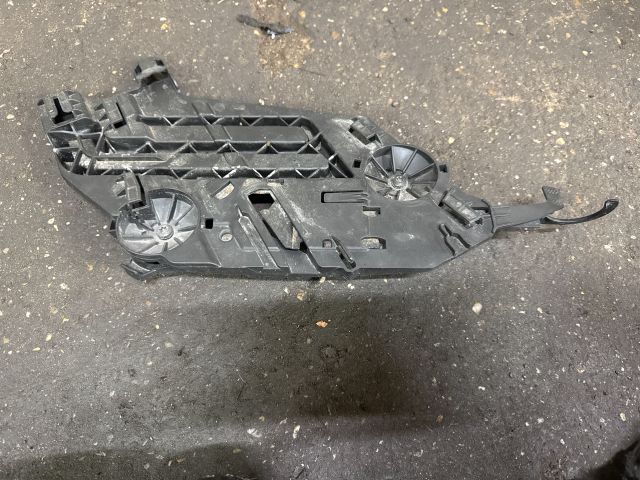 bontott SKODA OCTAVIA II Jobb Fényszóró Tartó