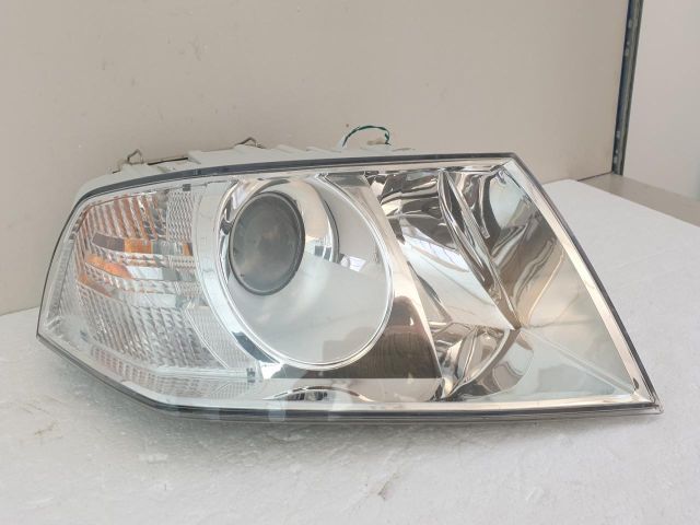 bontott SKODA OCTAVIA II Jobb Fényszóró