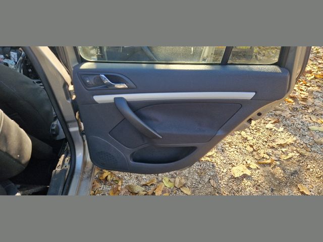 bontott SKODA OCTAVIA II Jobb hátsó Ajtó (Részeivel)