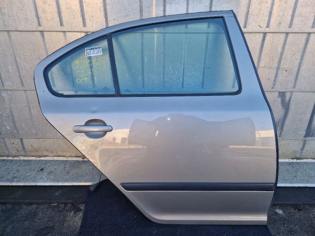 bontott SKODA OCTAVIA II Jobb hátsó Ajtó (Részeivel)