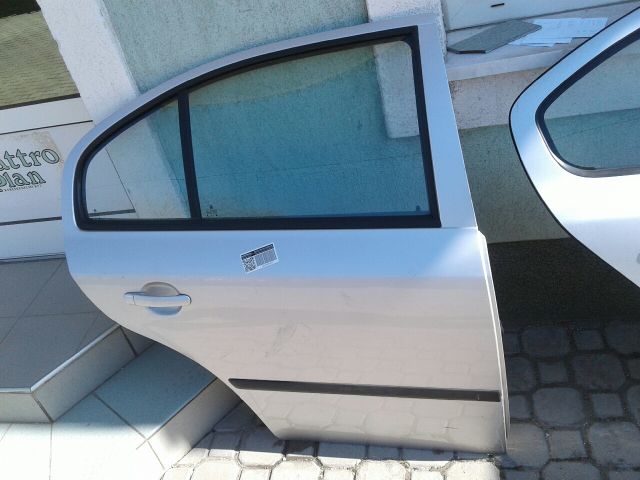 bontott SKODA OCTAVIA II Jobb hátsó Ajtó (Részeivel)