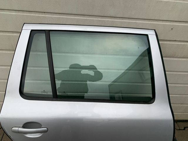 bontott SKODA OCTAVIA II Jobb hátsó Ajtó (Részeivel)