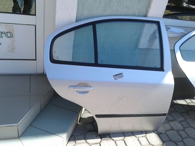 bontott SKODA OCTAVIA II Jobb hátsó Ajtó (Részeivel)