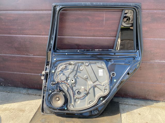 bontott SKODA OCTAVIA II Jobb hátsó Ajtó (Részeivel)