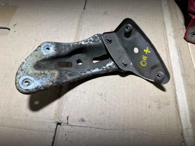 bontott SKODA OCTAVIA II Jobb Sárvédő Oldaltartó