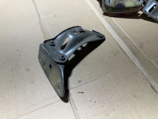 bontott SKODA OCTAVIA II Jobb Sárvédő Oldaltartó