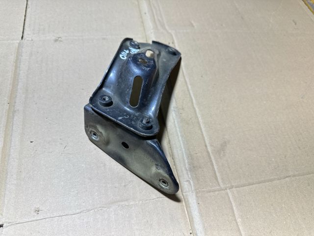 bontott SKODA OCTAVIA II Jobb Sárvédő Oldaltartó