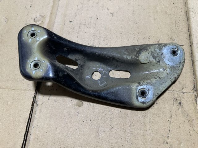 bontott SKODA OCTAVIA II Jobb Sárvédő Oldaltartó