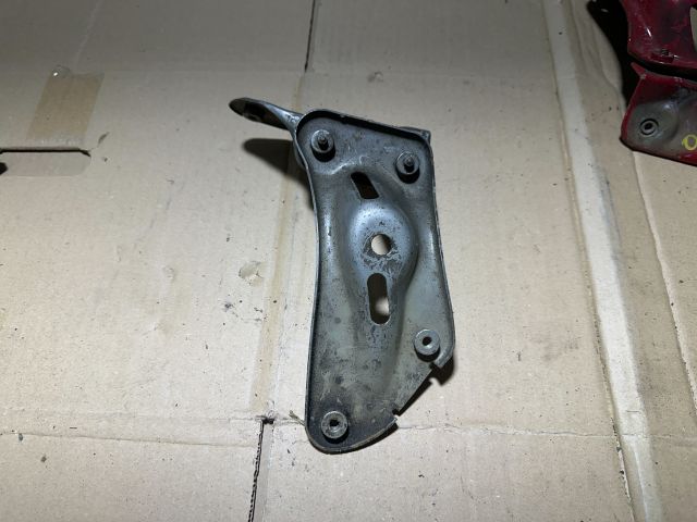 bontott SKODA OCTAVIA II Jobb Sárvédő Oldaltartó