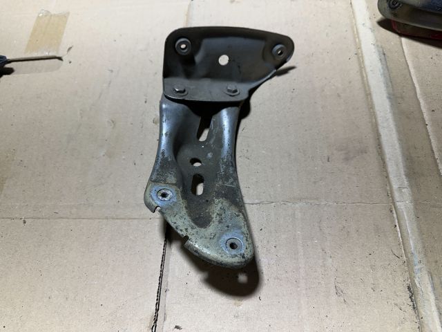 bontott SKODA OCTAVIA II Jobb Sárvédő Oldaltartó