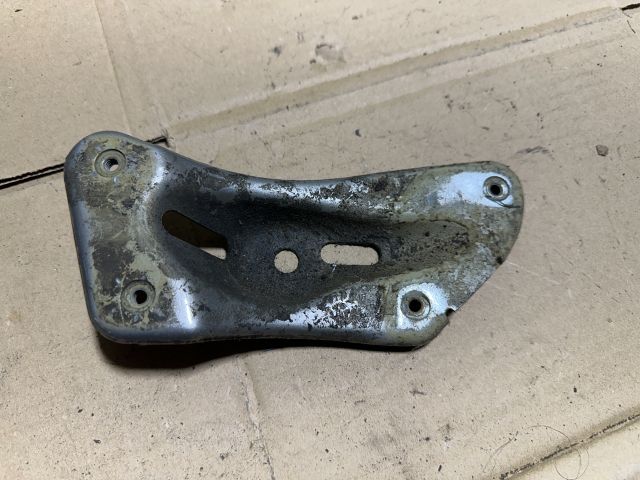 bontott SKODA OCTAVIA II Jobb Sárvédő Oldaltartó