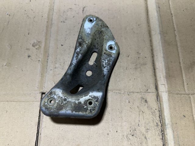 bontott SKODA OCTAVIA II Jobb Sárvédő Oldaltartó