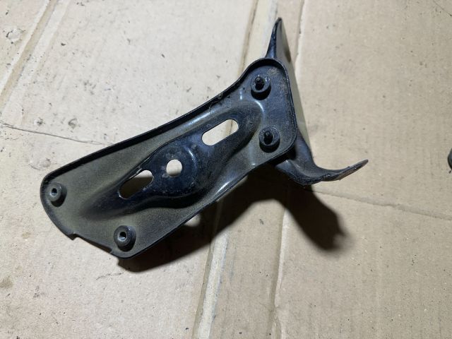 bontott SKODA OCTAVIA II Jobb Sárvédő Oldaltartó