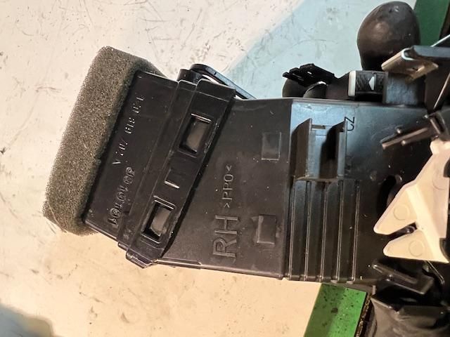 bontott SKODA OCTAVIA II Jobb Szellőző