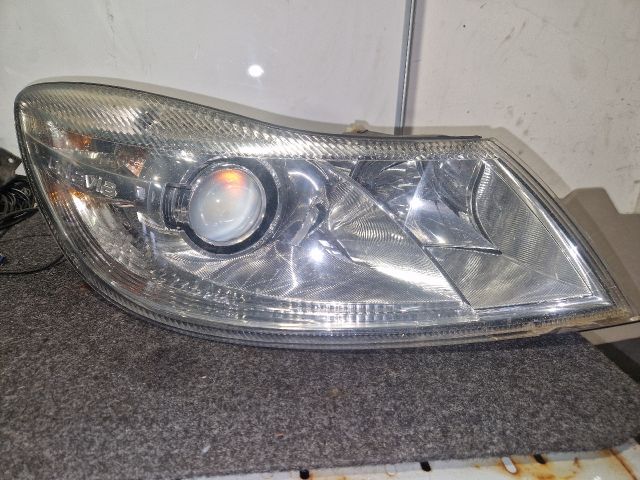 bontott SKODA OCTAVIA II Jobb Xenon Fényszóró
