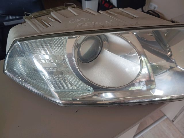bontott SKODA OCTAVIA II Jobb Xenon Fényszóró