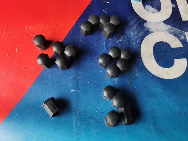 bontott SKODA OCTAVIA II Kerék Csavar Szett