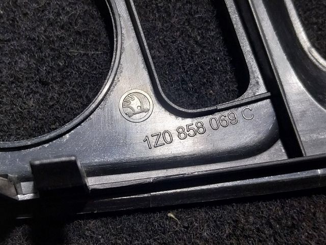 bontott SKODA OCTAVIA II Középkonzol Keret