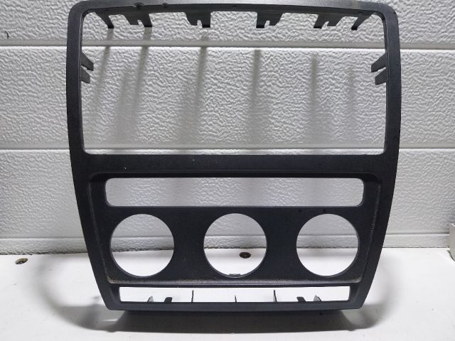 bontott SKODA OCTAVIA II Középkonzol Keret
