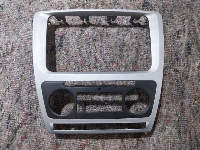 bontott SKODA OCTAVIA II Középkonzol Keret