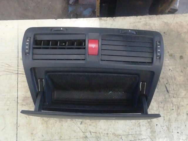 bontott SKODA OCTAVIA II Középső Szellőző