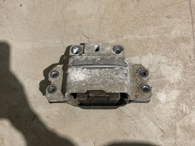 bontott SKODA OCTAVIA II Motor Tartó Bak (Fém)