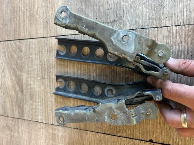 bontott SKODA OCTAVIA II Motorháztető Jobb Zsanér