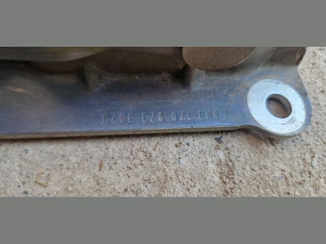 bontott SKODA OCTAVIA II Motorháztető Jobb Zsanér