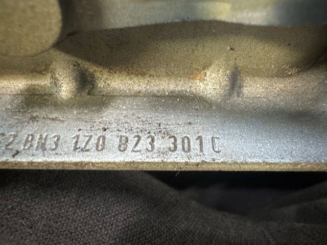 bontott SKODA OCTAVIA II Motorháztető Zsanér Pár