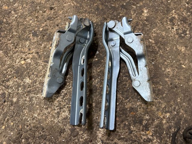 bontott SKODA OCTAVIA II Motorháztető Zsanér Pár