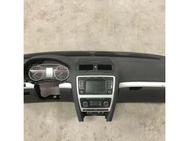 bontott SKODA OCTAVIA II Műszerfal Héj