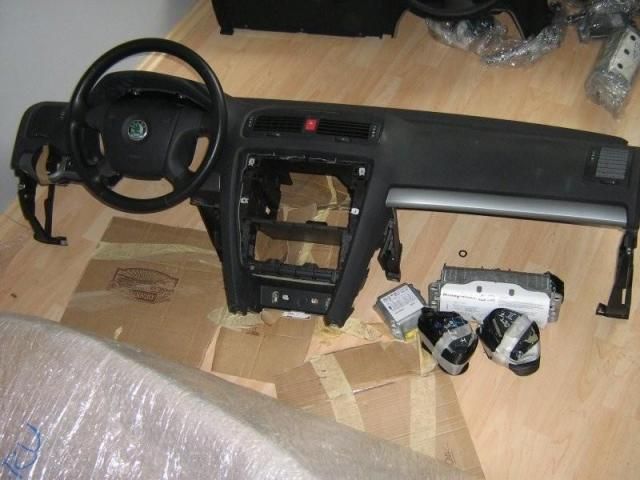 bontott SKODA OCTAVIA II Műszerfal Héj