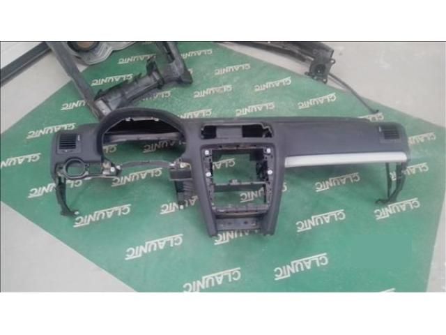 bontott SKODA OCTAVIA II Műszerfal Héj