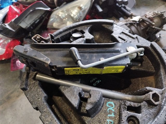 bontott SKODA OCTAVIA II Pótkerék Szerszámtartó