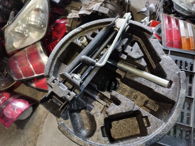 bontott SKODA OCTAVIA II Pótkerék Szerszámtartó