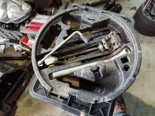 bontott SKODA OCTAVIA II Pótkerék Szerszámtartó