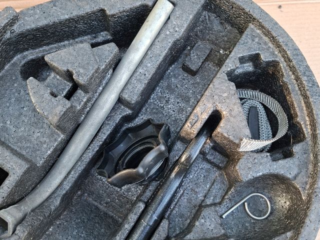 bontott SKODA OCTAVIA II Pótkerék Szerszámtartó