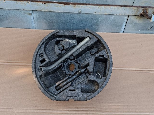 bontott SKODA OCTAVIA II Pótkerék Szerszámtartó