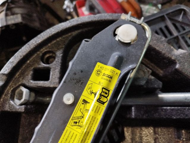 bontott SKODA OCTAVIA II Pótkerék Szerszámtartó