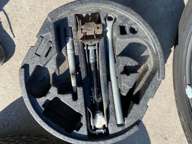 bontott SKODA OCTAVIA II Pótkerék Szerszámtartó