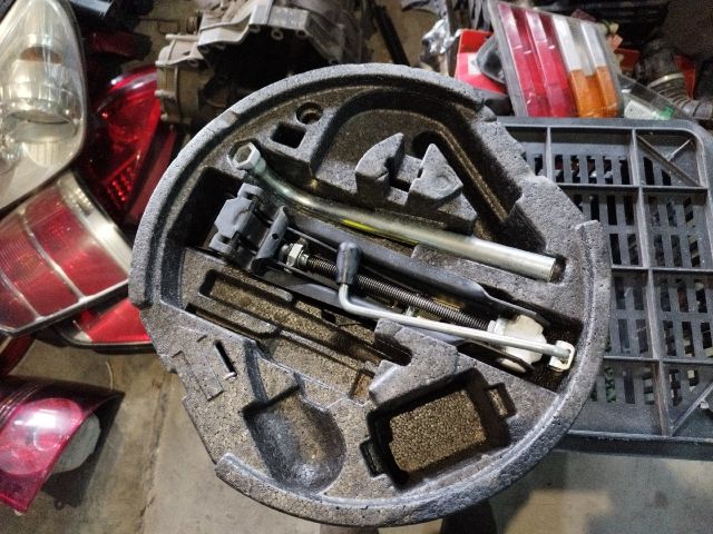 bontott SKODA OCTAVIA II Pótkerék Szerszámtartó